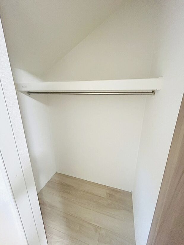 スタイリッシュなデザインと快適な居住性を兼ね備えた洋室。広々とした空間は、自分らしいインテリアを楽しむことができるほか、リラックスした時間を過ごすことができそうです。 