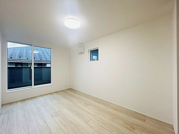 スタイリッシュなデザインと快適な居住性を兼ね備えた洋室。広々とした空間は、自分らしいインテリアを楽しむことができるほか、リラックスした時間を過ごすことができそうです。 