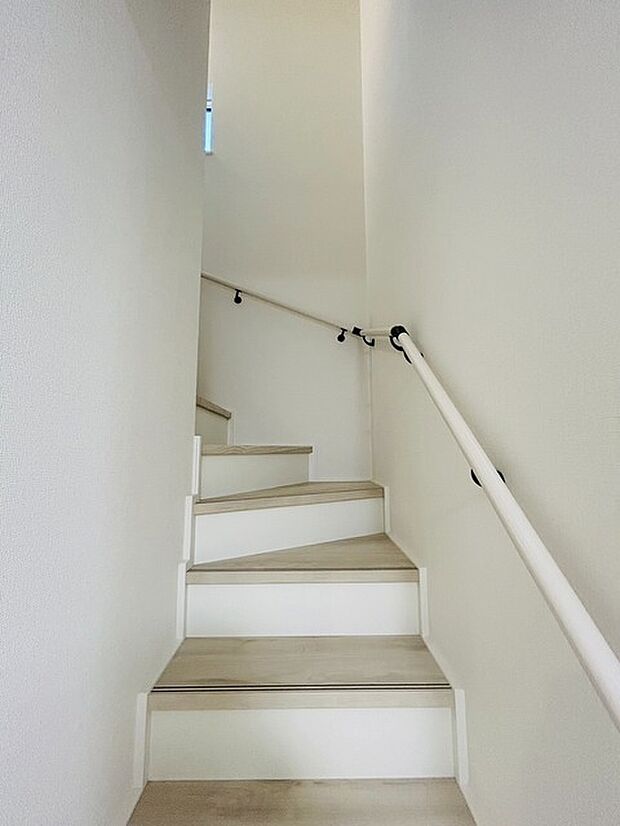 実際に室内をご見学頂くと生活のイメージが広がると思います。家具を置いたイメージや窓からの景色など。周辺で販売に出している物件も一緒にまとめてご見学頂き、比較する事もできます。