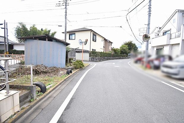 安心して暮らすことのできる住宅街。 住宅地の道路は一般に交通量が少なく車などの騒音が少ないため、住民にとって静かな生活環境が提供されます。