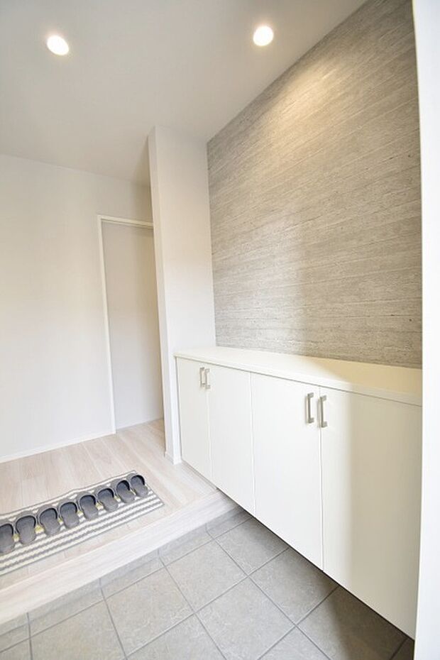 コンパクトながらも、使い勝手の良い玄関スペース。明るいデザインと、収納スペースを効果的に配置することで、使い勝手を最大限に引き出しています。