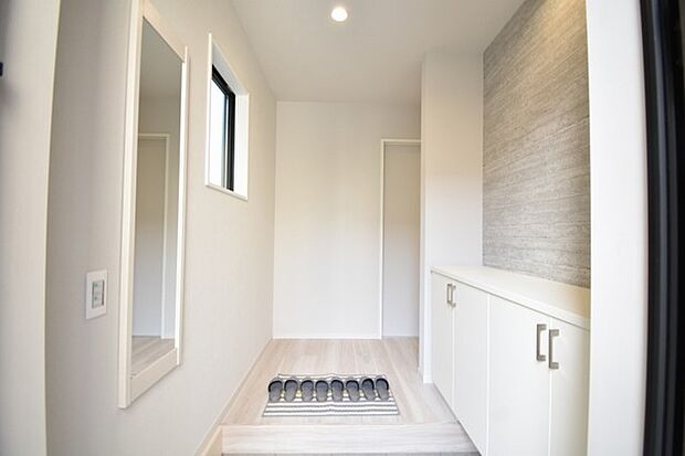 玄関は家の第一印象を左右する重要な場所。ほどよい広さとスタイリッシュな色遣いが印象的です。