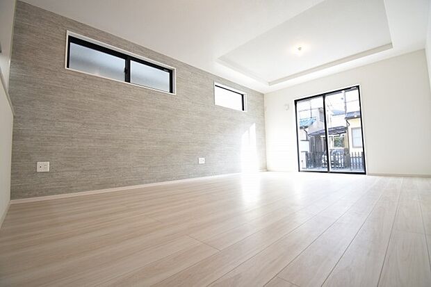 ゆとりのあるサイズのリビングダイニング。 お食事スペースと、お寛ぎ空間を分けてご利用可能。 少し大きめのソファーを置いて、 一家団欒なお時間をご共有ください。