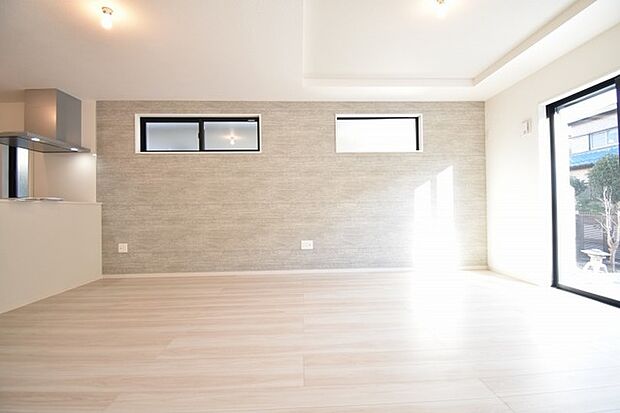 家族が食事するダイニングスペースをキッチンから見渡せる設計に。お料理をしながら家族とのコミュニケーションが増えそうな予感。