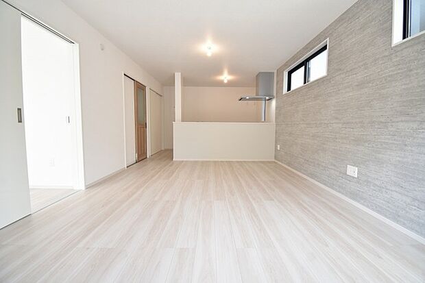 家族の集まるリビングは気持ちの良い自然光が差し込む団欒空間。室内のご見学予約も随時、受付中ですのでお気軽にお問合せください。