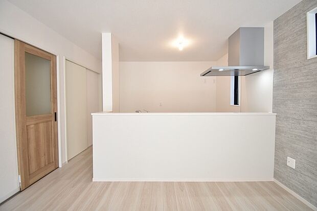 カウンターキッチンは、キッチン側とリビング側に分かれてお店間隔でのお食事も可能!! お休みの日には、いろいろな楽しみ方を家族みんなでお楽しみください