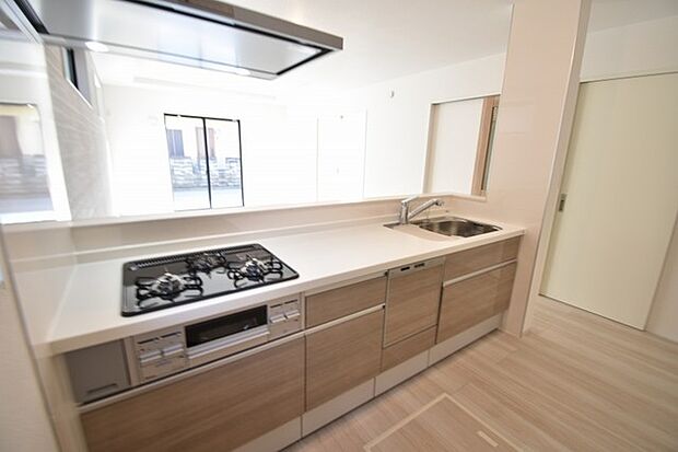 カウンターキッチンは、キッチン側とリビング側に分かれてお店間隔でのお食事も可能!! お休みの日には、いろいろな楽しみ方を家族みんなでお楽しみください