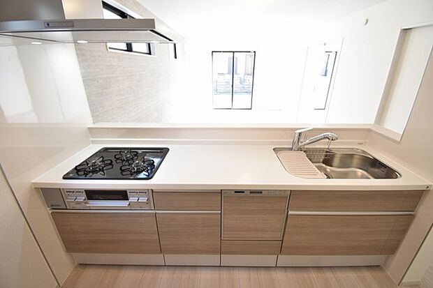 お料理をしながらリビングの家族やゲストとの会話が楽しめるカウンタータイプのキッチン。毎日のお料理を楽しく快適に。