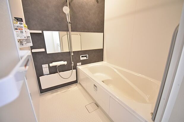 一日の疲れを癒してくれるゆったりとしたバスルームです。