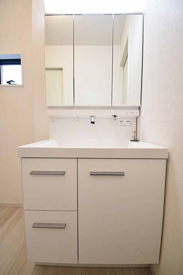 三面鏡に洗面台。 コンセントに照明機能、多機能性を備えた設備です。