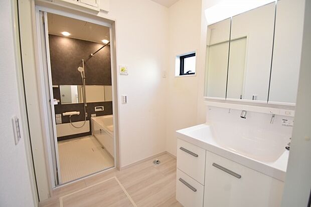 使いやすいタイプの洗面化粧台のあるランドリースペース