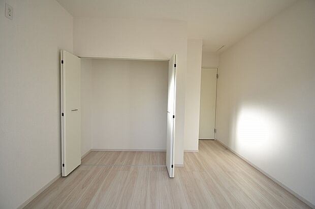 スタイリッシュなデザインと快適な居住性を兼ね備えた洋室。広々とした空間は、自分らしいインテリアを楽しむことができるほか、リラックスした時間を過ごすことができそうです。