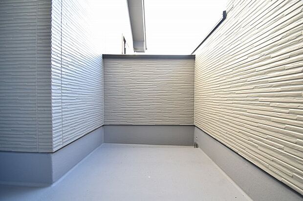 季節の変化や天気の良い日には、バルコニーでの時間が心地よく、気分をリフレッシュさせることができます。