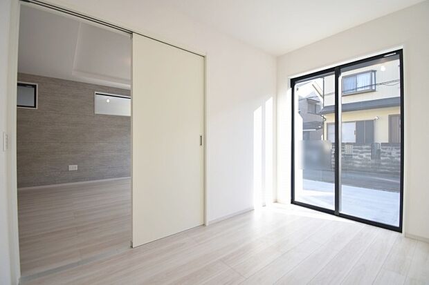 スタイリッシュなデザインと快適な居住性を兼ね備えた洋室。広々とした空間は、自分らしいインテリアを楽しむことができるほか、リラックスした時間を過ごすことができそうです。