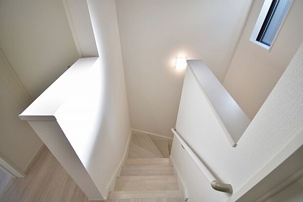 実際に室内をご見学頂くと生活のイメージが広がると思います。家具を置いたイメージや窓からの景色など。周辺で販売に出している物件も一緒にまとめてご見学頂き、比較する事もできます。