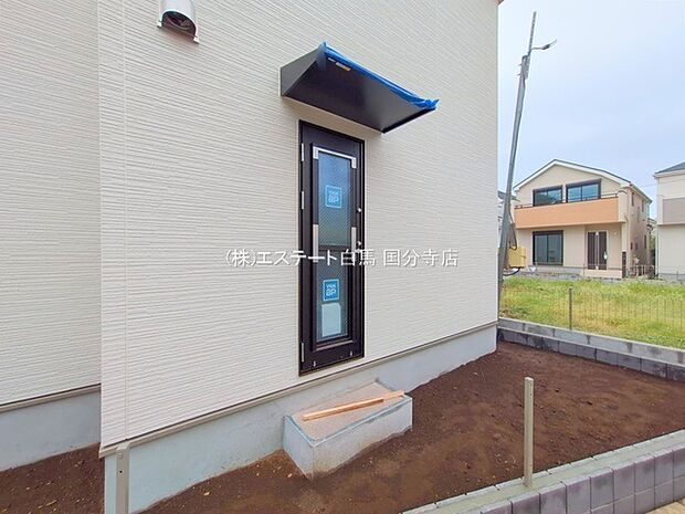 周辺の街並みの中で適度な主張、生活に溶け込むシンプルなデザインの外観が魅力の一戸建です。 