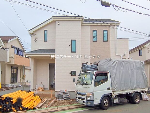 周辺の街並みの中で適度な主張、生活に溶け込むシンプルなデザインの外観が魅力の一戸建です。 