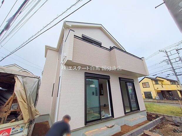 周辺の街並みの中で適度な主張、生活に溶け込むシンプルなデザインの外観が魅力の一戸建です。 