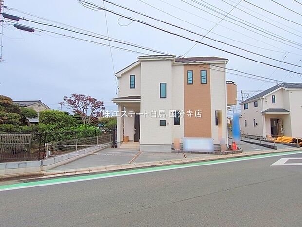 周辺の街並みの中で適度な主張、生活に溶け込むシンプルなデザインの外観が魅力の一戸建です。