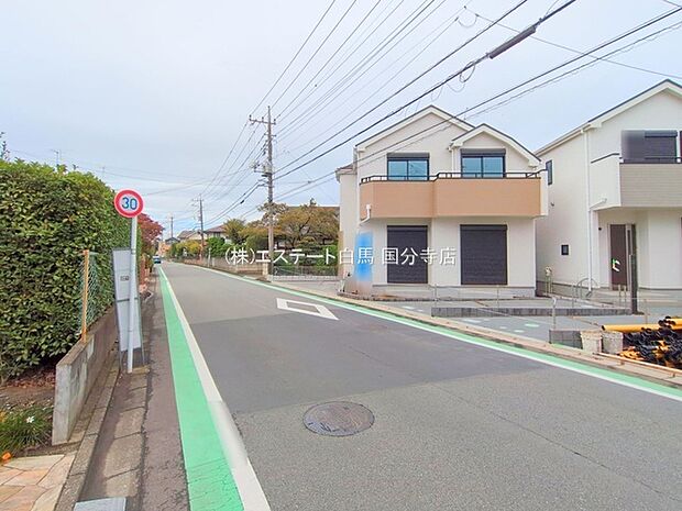 安心して暮らすことのできる住宅街。 住宅地の道路は一般に交通量が少なく車などの騒音が少ないため、住民にとって静かな生活環境が提供されます。