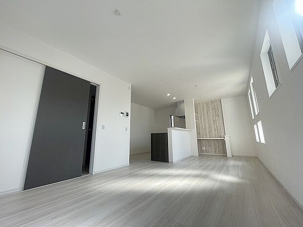 家族みんなが集まるリビング。広さを重視した家族全員が集まれるリビングは、住む上で大事な空間になります。 