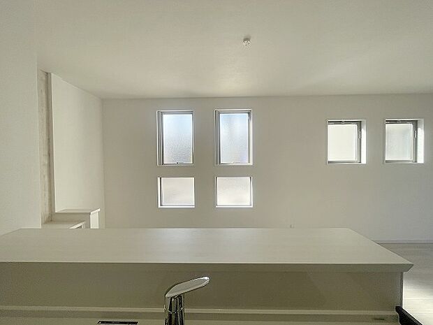 カウンターキッチンならではの開放的な見通し、全体が見渡せることでご家族の団欒スペースもより明るく笑顔が溢れる空間となります。 