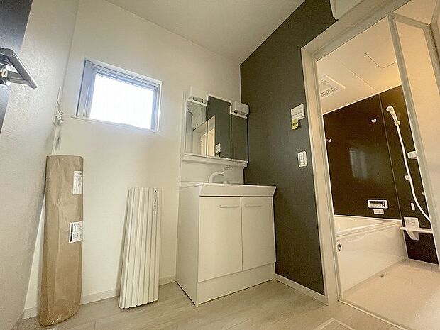 三面鏡に洗面台。 コンセントに照明機能、多機能性を備えた設備です。  