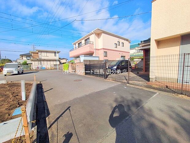 周辺は住宅が建ち並ぶ閑静な住宅街です。 