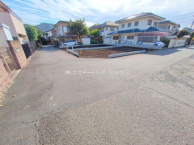 安心して暮らすことのできる住宅街。　住宅地の道路は一般に交通量が少なく車などの騒音が少ないため、住民にとって静かな生活環境が提供されます。 
