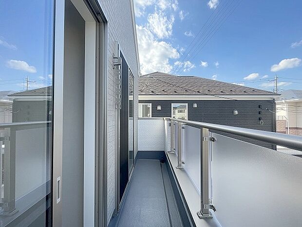 季節の変化や天気の良い日には、バルコニーでの時間が心地よく、気分をリフレッシュさせることができます。 