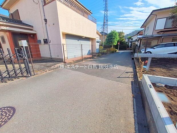 周辺は住宅が建ち並ぶ閑静な住宅街です。