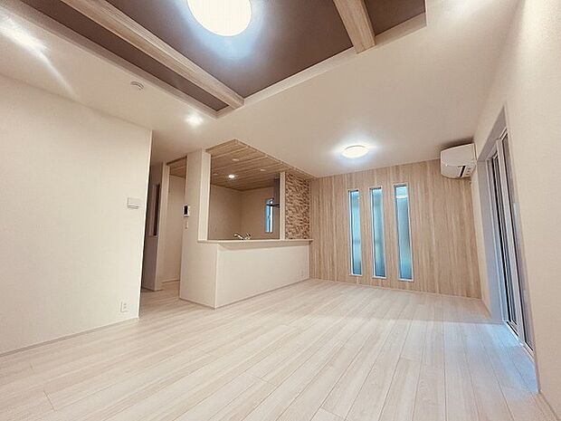 家族の集まるリビングは気持ちの良い自然光が差し込む団欒空間。室内のご見学予約も随時、受付中ですのでお気軽にお問合せください。 