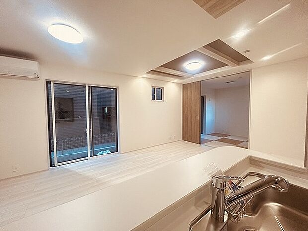 家族が食事するダイニングスペースをキッチンから見渡せる設計に。お料理をしながら家族とのコミュニケーションが増えそうな予感。 