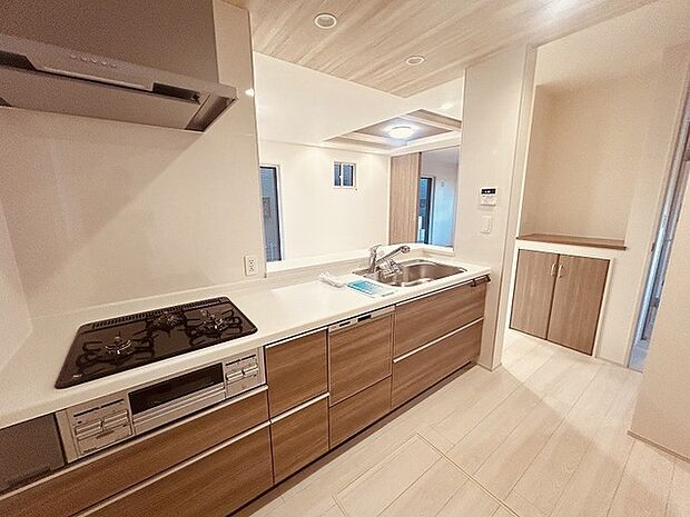 カウンターキッチンならではの開放的な見通し、全体が見渡せることでご家族の団欒スペースもより明るく笑顔が溢れる空間となります。 