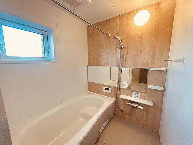 一日の疲れを癒してくれるゆったりとしたバスルームです。 