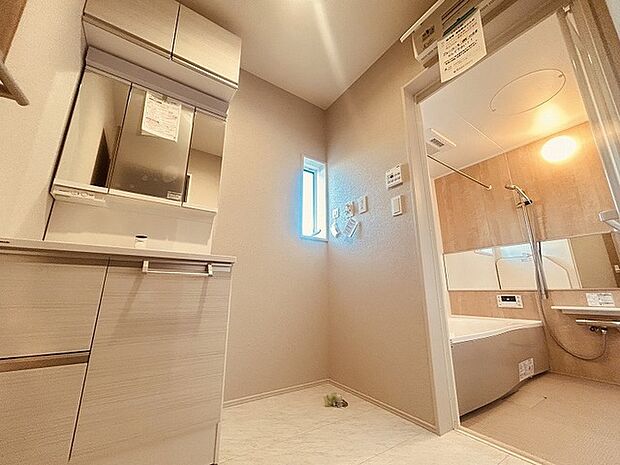 使いやすいタイプの洗面化粧台のあるランドリースペース 