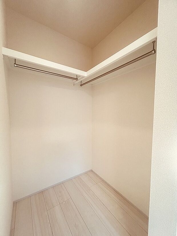 豊富な収納スペースもこの物件の特長の一つ。各所に収納が完備されており、生活をスッキリと整えることができます。 