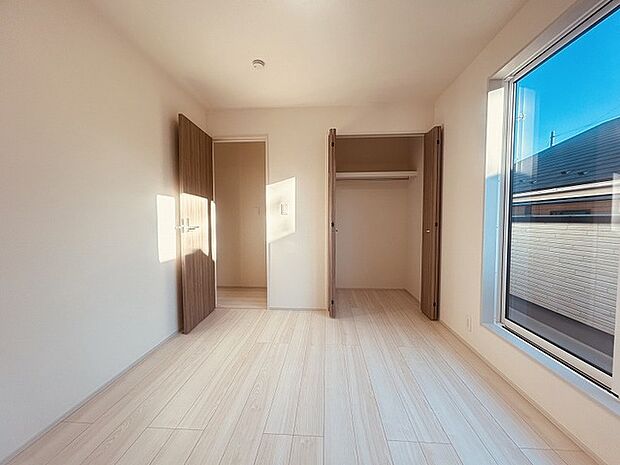 豊富な収納スペースもこの物件の特長の一つ。各所に収納が完備されており、生活をスッキリと整えることができます。 