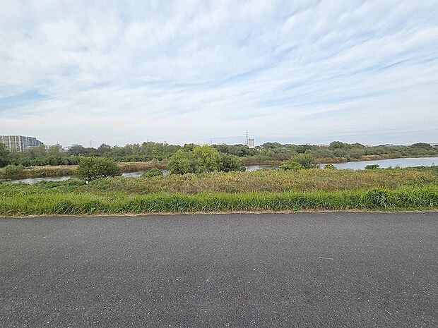 自然に恵まれた豊かな緑と美しいロケーションが特徴です。穏やかな暮らしやリラックスした健康的な生活が送れそう。日々の喧騒から離れ、自然に囲まれた癒しの場所はいかがでしょうか。 