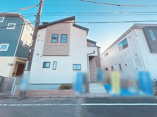 周辺の街並みの中で適度な主張、生活に溶け込むシンプルなデザインの外観が魅力の一戸建です。 