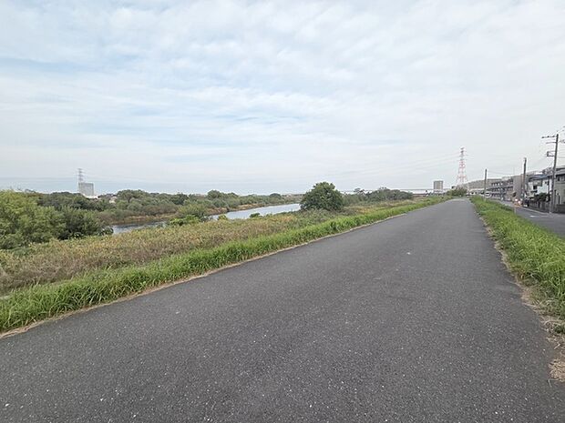 自然に恵まれた豊かな緑と美しいロケーションが特徴です。穏やかな暮らしやリラックスした健康的な生活が送れそう。日々の喧騒から離れ、自然に囲まれた癒しの場所はいかがでしょうか。 