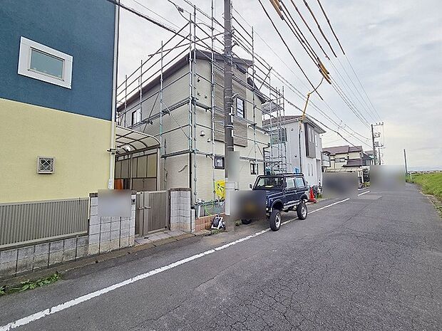 安心して暮らすことのできる住宅街。　住宅地の道路は一般に交通量が少なく車などの騒音が少ないため、住民にとって静かな生活環境が提供されます。 