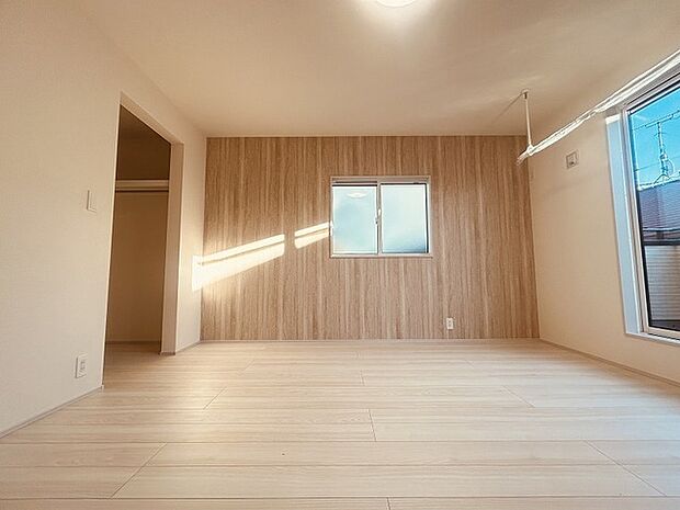 スタイリッシュなデザインと快適な居住性を兼ね備えた洋室。広々とした空間は、自分らしいインテリアを楽しむことができるほか、リラックスした時間を過ごすことができそうです。 