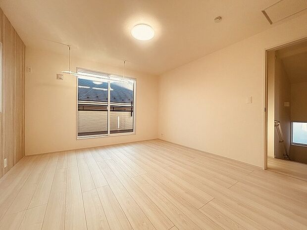 実際に室内をご見学頂くと生活のイメージが広がると思います。家具を置いたイメージや窓からの景色など。周辺で販売に出している物件も一緒にまとめてご見学頂き、比較する事もできます。