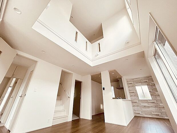 家族の集まるリビングは気持ちの良い自然光が差し込む団欒空間。室内のご見学予約も随時、受付中ですのでお気軽にお問合せください。