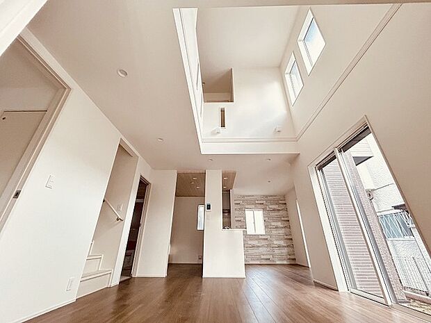 実際に室内をご見学頂くと生活のイメージが広がると思います。家具を置いたイメージや窓からの景色など。周辺で販売に出している物件も一緒にまとめてご見学頂き、比較する事もできます。