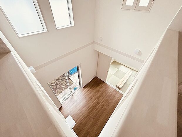 吹抜けの空間を意識した開放感のあるリビング。