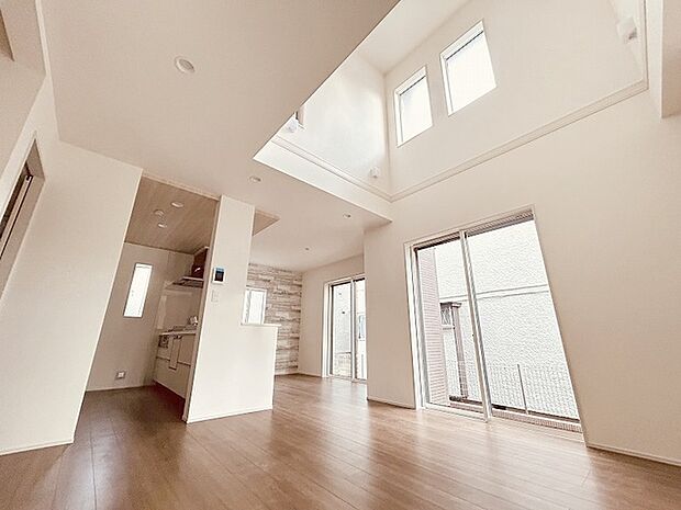 家族の集まるリビングは気持ちの良い自然光が差し込む団欒空間。室内のご見学予約も随時、受付中ですのでお気軽にお問合せください。