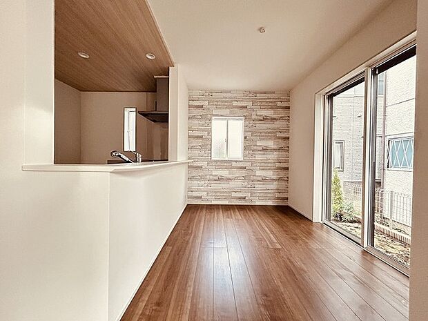 家族が食事するダイニングスペースをキッチンから見渡せる設計に。お料理をしながら家族とのコミュニケーションが増えそうな予感。 