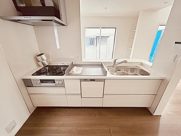 お料理をしながらリビングの家族やゲストとの会話が楽しめるカウンタータイプのキッチン。毎日のお料理を楽しく快適に。